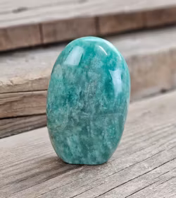 Amazonit, polerad kristall stående friform #16