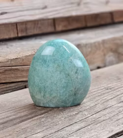 Amazonit, polerad kristall stående friform #17