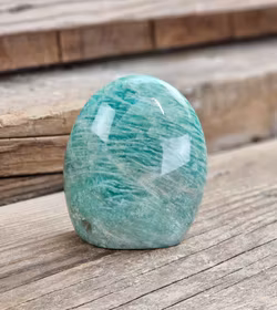 Amazonit, polerad kristall stående friform #18
