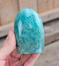 Amazonit, polerad kristall stående friform #24