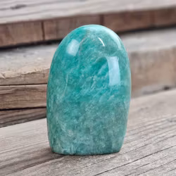 Amazonit, polerad kristall stående friform #24
