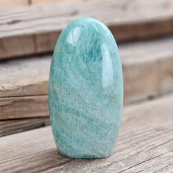 Amazonit, polerad kristall stående friform #25