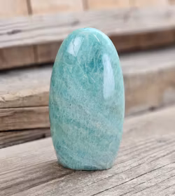 Amazonit, polerad kristall stående friform #25