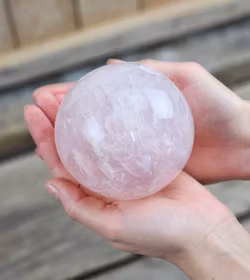 Rosenkvarts, klot #12 -30% p.g.a. skada/annat