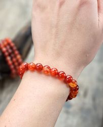 Karneol (röd/bandad), armband 8mm runda pärlor