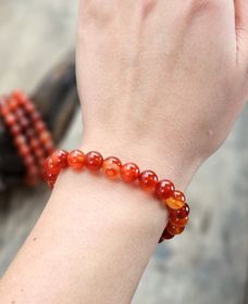 Karneol (röd/bandad), armband 8mm runda pärlor