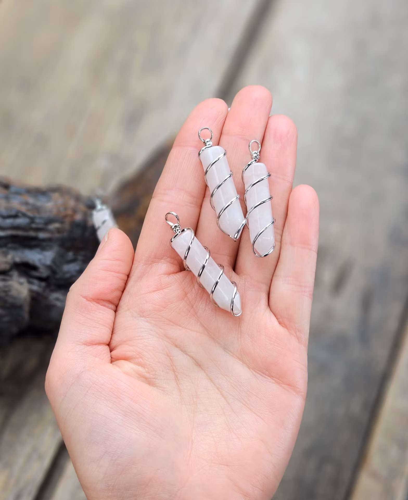 Rosenkvarts spiral, silverpläterat hänge