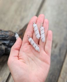 Rosenkvarts spiral, silverpläterat hänge