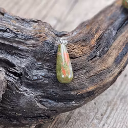 Unakit droppe, silverpläterat hänge