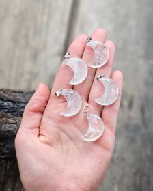 Stor Måne Bergkristall, silverpläterat hänge