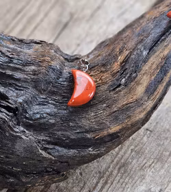 Måne Röd Jaspis, silverpläterat hänge