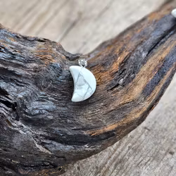 Måne Howlit, silverpläterat hänge