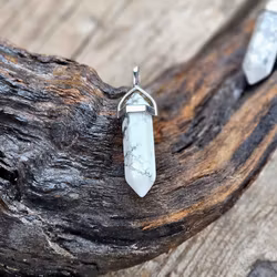 Howlit polerad spets, silverpläterat hänge