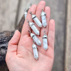 Howlit polerad spets, silverpläterat hänge