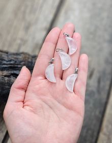 Halvmåne Rosenkvarts, silverpläterat hänge
