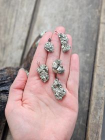 Pyritkluster, rå silverpläterat hänge