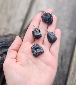Granat, rå silverpläterat hänge