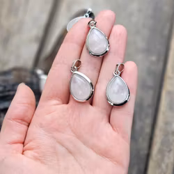 Rosenkvarts infattad droppe, silverpläterat hänge