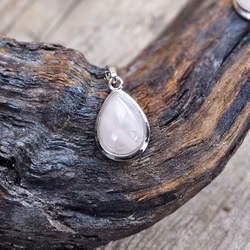 Rosenkvarts infattad droppe, silverpläterat hänge