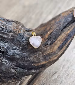 Rosenkvarts facetterat hjärta, guldpläterat hänge