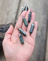 Kambabajaspis polerad spets, silverpläterat hänge