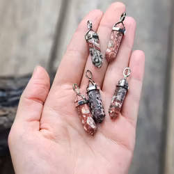 Leopardjaspis polerad spets, silverpläterat hänge