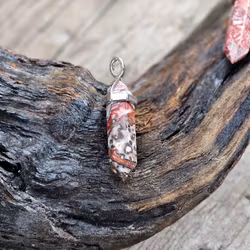 Leopardjaspis polerad spets, silverpläterat hänge