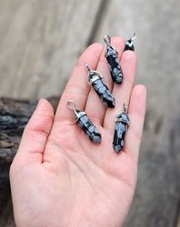 Snöflingeobsidian polerad spets, silverpläterat hänge