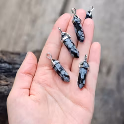 Snöflingeobsidian polerad spets, silverpläterat hänge