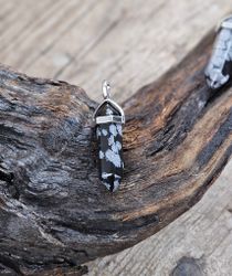 Snöflingeobsidian polerad spets, silverpläterat hänge