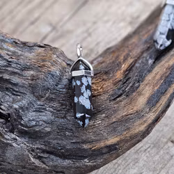 Snöflingeobsidian polerad spets, silverpläterat hänge
