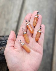 Orange Aventurin polerad spets, silverpläterat hänge