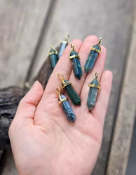 Mossagat polerad spets, guldpläterat hänge