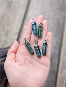 Mossagat polerad spets, silverpläterat hänge