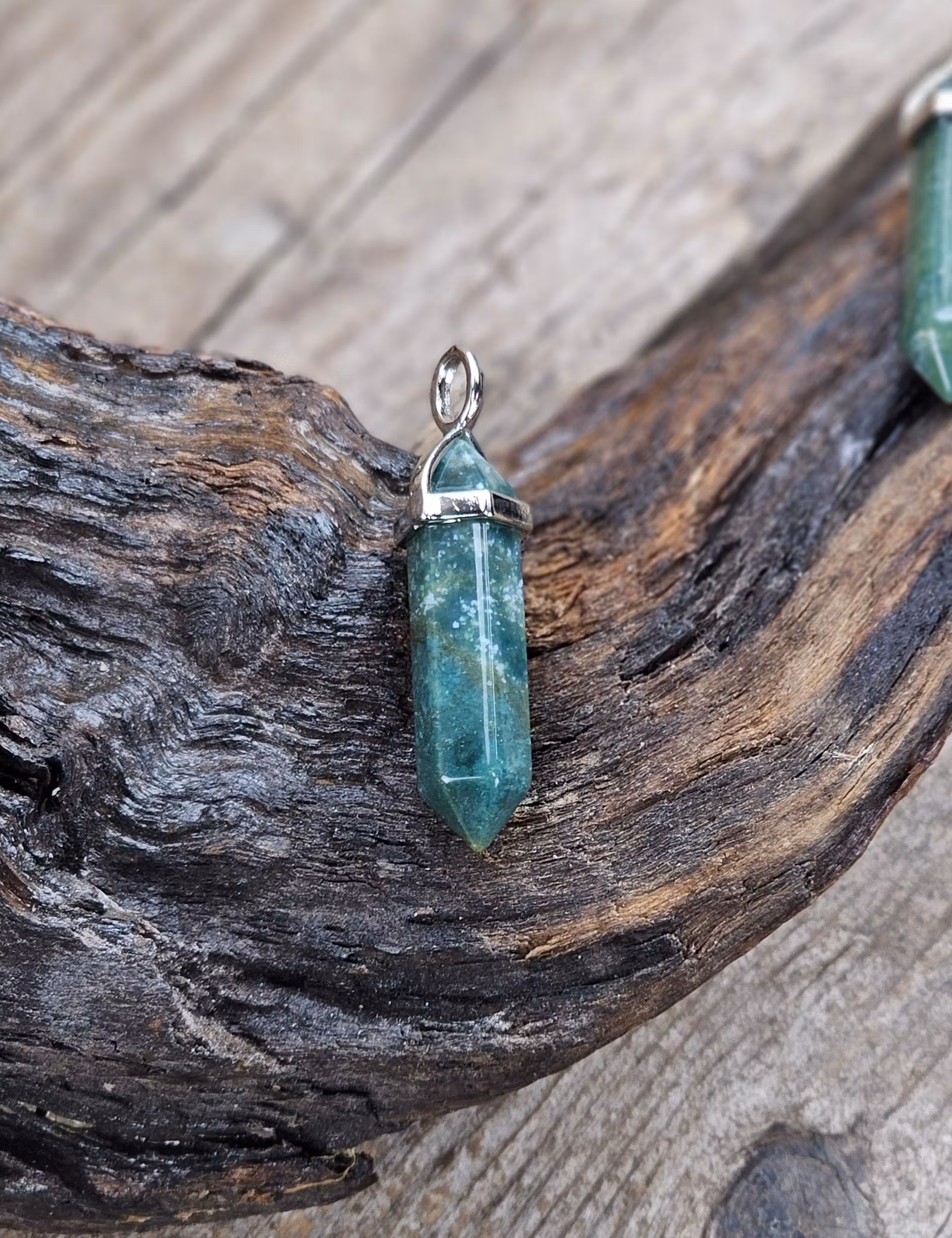 Mossagat polerad spets, silverpläterat hänge