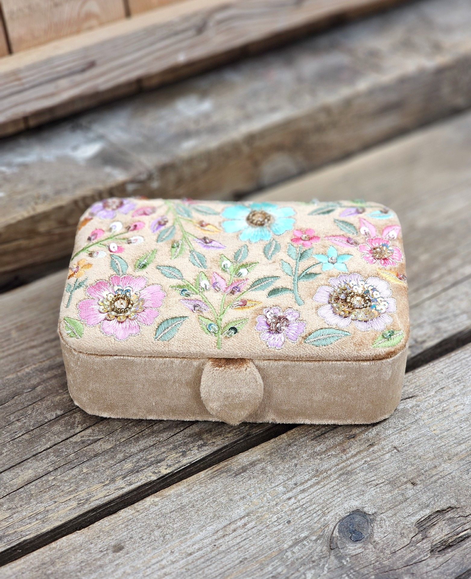Broderad ask för smycken, kristaller och tarotkort, beige med blommor