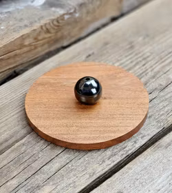 Rökelsehållare i trä med svart kopparklot