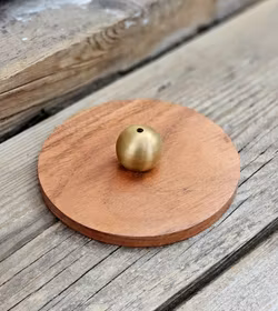 Rökelsehållare i trä med mässingsklot