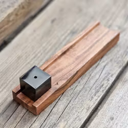 Rökelsehållare i trä med svart kub