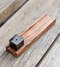 Rökelsehållare i trä med svart kub