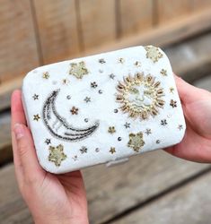 Broderad ask för smycken, kristaller och tarotkort, Solen & Månen