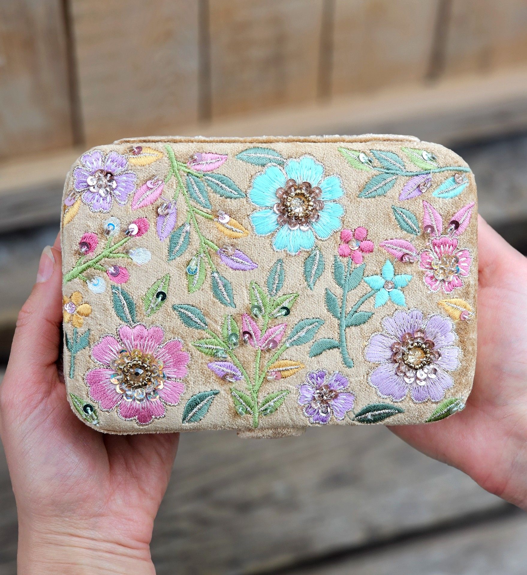 Broderad ask för smycken, kristaller och tarotkort, beige med blommor