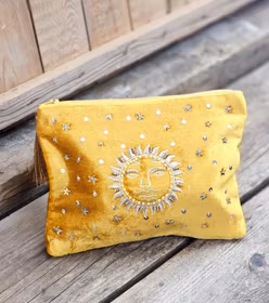 Broderad necessär, Solen