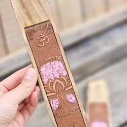 Rökelsehållare i trä, med Rosenkvarts