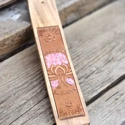 Rökelsehållare i trä, med Rosenkvarts