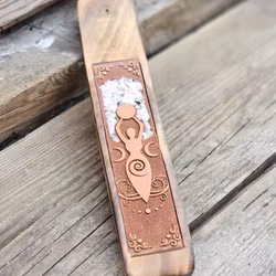 Rökelsehållare i trä, med Regnbågsmånsten