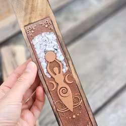 Rökelsehållare i trä, med Regnbågsmånsten