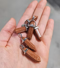 Guldfluss polerad spets, silverpläterat hänge -30% fyndexemplar (Obs! Syntetisk!)