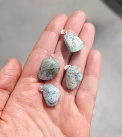 Akvamarin trumlad, silverpläterat hänge mörkare -40% fynd sprickor