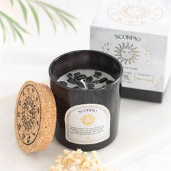 Stjärnteckenljus Skorpionen (Scorpio) - Black Oudh, Zodiac doftljus med Svart Obsidian 21h